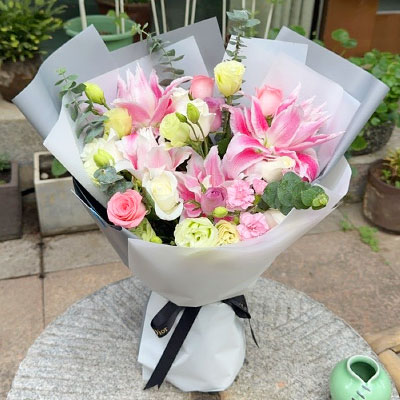 烟台9朵玫瑰混搭百合，爱恋纯真无邪