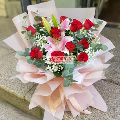 烟台11朵红玫瑰百合，全世界里只有一个你